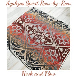 Peut inclure: Une pièce textile carrée avec le texte Azulejos Spirit Row-by-Row et Hook and Flow. Le motif présente un agencement géométrique répétitif de losanges et de carrés dans des tons de rouge, orange, bleu et crème avec des motifs floraux complexes.