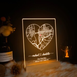 Pu&ograve; includere: Un cartello in acrilico bianco illuminato con una mappa di Seattle, Washington a forma di cuore. Il testo "michael &hearts; chantelle" &egrave; scritto sotto la mappa, insieme a "Our First Kiss, February 5, 2019 | Seattle, WA".