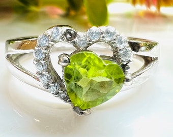 Anillo de peridoto de corazón hecho a mano: plata de ley, piedra natal de agosto