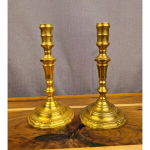 Par de candelabros antiguos de latón con diseño ornamentado - 20 cm de alto, 11,4 cm de diámetro en la base