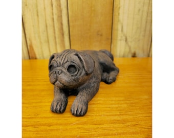 Figura de perro carlino vintage de cerámica marrón, pequeña, tumbada, coleccionable, para decoración del hogar