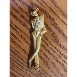 Goudkleurige vintage kattenbroche met sierlijk ontwerp van pak en riet