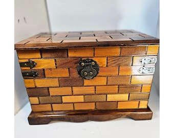 Vintage houten gesneden kist