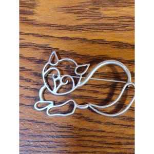 Sleeping Cat Wire Brooch Pin - Silver Tone Vintage Style Cat Design Jewelry