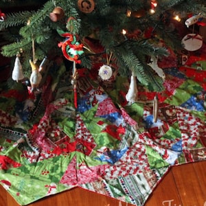 Könnte beinhalten: Ein bunter Patchwork-Weihnachtsbaumrock mit verschiedenen Weihnachtsmustern in Rot, Grün, Blau und Weiß.