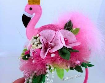 Kroon van flamingoverjaardagsfeestje: tropische vilten hoofdband met bloemen