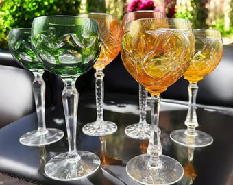 Elegantes copas de cristal tallado: verde, ámbar/rojo y oro amarillo.