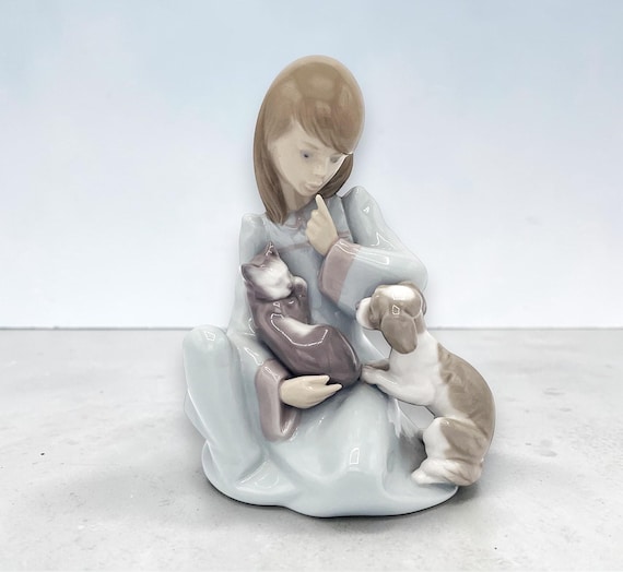 リヤドロ – 犬と猫を抱いた少女の置物 - Etsy 日本