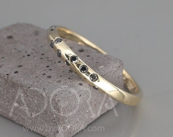 Anillo de boda artesanal con filo de cuchillo y diamantes negros / Alianza de oro de 14k / Anillo de boda con diamantes negros / Alianza con filo de cuchillo