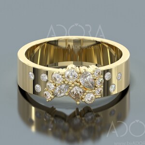 Pu&ograve; includere: Un anello con fascia in oro con un gruppo di piccoli diamanti incastonati in un motivo floreale. L'anello &egrave; un design classico ed elegante.