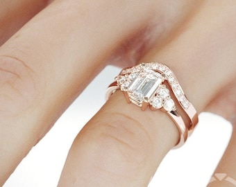 モアッサナイトとダイヤモンドをあしらったハンドメイド14Kローズゴールドの婚約指輪と結婚指輪｜チャールズ＆コルバード フォーエバーワン リング