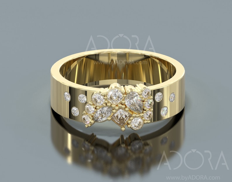 Pu&ograve; includere: Un anello con fascia in oro con un gruppo di piccoli diamanti incastonati in un motivo floreale. L'anello &egrave; un design classico ed elegante.