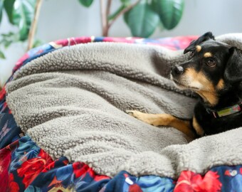 Cama redonda para perros, cama cueva suave y acogedora de felpa, cama para acurrucarse, antiansiedad, calmante, cama para perros antialérgica lavable, telas de tapicería