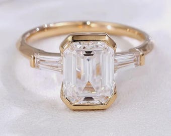 Anillo de compromiso con diamantes cultivados en laboratorio de talla esmeralda de 2,00 quilates, anillo de oro macizo de 10 quilates con tres piedras, piedras laterales cónicas de talla baguette, anillo de bodas Art Déco