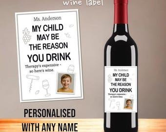 Etiqueta de vino personalizada para profesor/a. Tu foto y texto. Mi hijo/a podría ser la razón por la que bebes - Vinoterapia - COMPRA 4 y llévate el 5 GRATIS