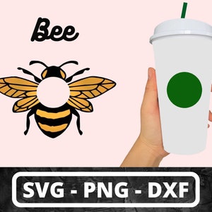 Puede incluir: Un diseño digital que presenta una abeja con un círculo en el medio y la palabra "Bee" encima. El diseño está pensado para ser utilizado como pegatina para un vaso frío de Starbucks de 24 oz. El diseño también está disponible en formatos SVG, PNG y DXF.