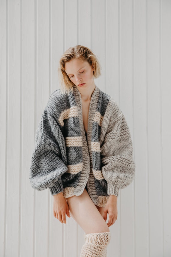 Banana Oversize Knit Cardigan - Banane Oversize Strickjacke — Handgestrickte Grobstrick Cardigan — Statement Gelber Strickmantel