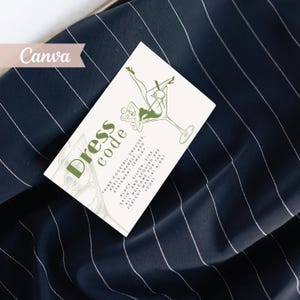 Pode incluir: Um cartão de visita com as palavras "Dress code" em texto verde e branco, com uma ilustração de copo de Martini. O cartão está sobre um tecido de riscas de giz azul marinho. O texto no cartão diz: "Pense em vestidos de cocktail, saltos altos, brilho e joias marcantes. Preto, prata, rosa, cetim e lantejoulas são todos bem-vindos para o look perfeito da noite Martini!"