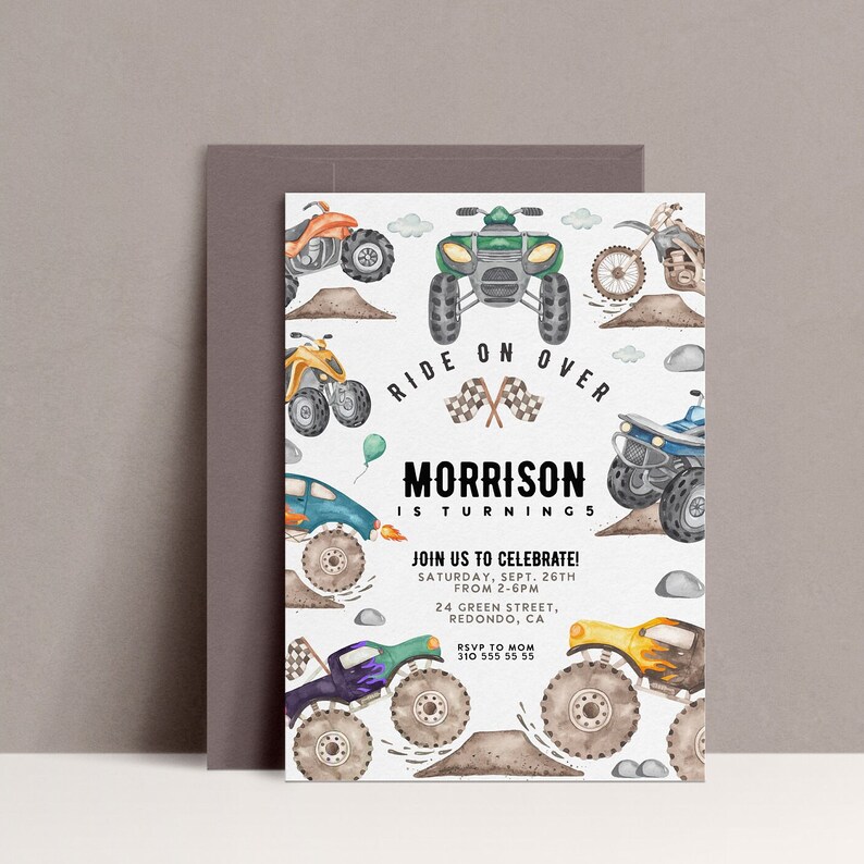 Peut inclure: Une invitation d'anniversaire avec une illustration aquarelle de diff&eacute;rents v&eacute;hicules tout-terrain, dont des quads, des monster trucks et des motos tout-terrain. Le texte indique "Ride On Over Morrison a 5 ans. Rejoignez-nous pour f&ecirc;ter &ccedil;a ! Samedi 26 septembre de 14h &agrave; 18h. 24 Green Street, Redondo, CA. RSVP &agrave; Maman 310 555 55 55"