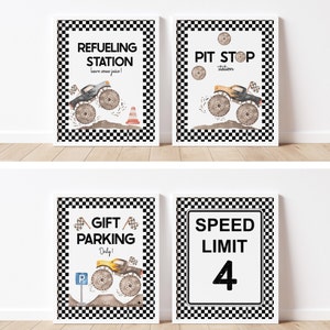 Op de afbeelding: Vier printbare borden met een monstertruckthema. De borden hebben een zwart-wit geblokt ontwerp met witte tekst. De borden lezen "Tankstation", "Pitstop", "Geschenkparkeren Alleen!" en "Snelheidslimiet 4".