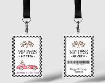 Op de afbeelding: Twee zwart-wit geblokte VIP-pasjes met een zwart bandje. De linker lanyard heeft een roze raceauto met nummer 1 erop en de tekst "Jackson is TWO FAST!" De rechter lanyard heeft de tekst "VIP PASS - PIT CREW - PLEASE SCAN" en "Happy Birthday Jackson".
