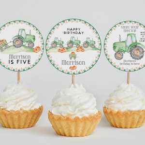 Puede incluir: Tres cupcakes con glaseado blanco y adornos decorativos. Los adornos presentan tractores verdes, calabazas y el texto "Morrison is Five", "Happy Birthday Morrison" y "Start Your Tractor". Los cupcakes están en tartaletas doradas.