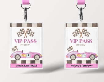 Op de afbeelding: Twee roze en witte VIP-pas lanyards met een raceautothema en een zwart-wit geblokte achtergrond. De tekst op de lanyards luidt "VIP Pass Pit Crew" en "Vivien's 1st Birthday".