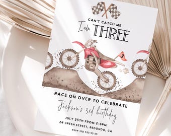Op de afbeelding: Een verjaardagsuitnodiging met een aquarel-illustratie van een rode crossmotor. De tekst luidt "Can't Catch Me I'm Three" en bevat details voor Jacksons 3e verjaardag.
