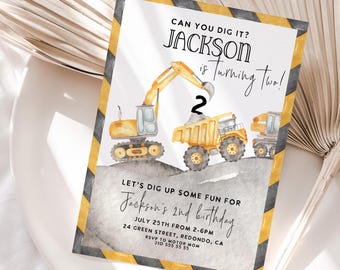 Könnte beinhalten: Geburtstagseinladung zum Thema Bau mit einem gelben Bagger, einem Kipplaster und einem kleineren LKW. Die Einladung lautet "Can you dig it? Jackson is turning two!" und enthält Details zur Party, einschließlich Datum, Uhrzeit und Ort.
