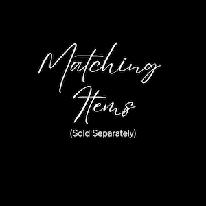 Op de afbeelding: Zwarte achtergrond met witte cursieve tekst. De tekst luidt "Matching Items" boven "(Sold Separately)". Het ontwerp is eenvoudig en de tekst is gecentreerd.