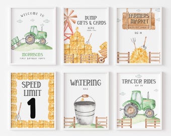 Könnte beinhalten: Sechs druckbare Schilder für eine Bauernhof-Party. Die Schilder zeigen Illustrationen eines Traktors, Heuballen, einer Windmühle, einer Gießkanne und einer Schaufel. Die Schilder haben Text, der "Willkommen zu", "Geschenke und Karten hier abgeben", "Bauernmarkt", "Geschwindigkeitsbegrenzung 1", "Wasserstation" und "Traktorfahrten Hop On" lautet.