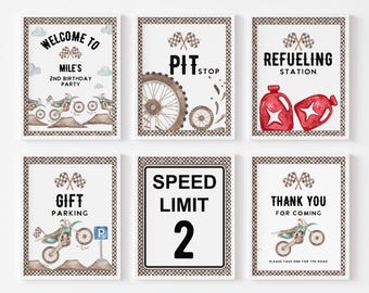 Puede incluir: Seis carteles imprimibles para una fiesta de cumpleaños con temática de motocross. Los carteles presentan un fondo a cuadros e incluyen texto como "Bienvenido a la fiesta de cumpleaños de Mile de 2 años", "Parada en boxes", "Estación de repostaje", "Aparcamiento de regalos", "Límite de velocidad 2" y "Gracias por venir".