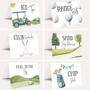 Puede incluir: Conjunto de seis letreros con temática de golf, con ilustraciones en acuarela. Cada letrero muestra una frase diferente: "ICE-Tee", "RANGE Balls", "CLUB Sandwiches", "SAND Trap Brownies", "HOLE-IN-ONE Pizza" y "CHIP Shots". Fondo blanco.