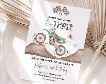 Op de afbeelding: Een verjaardagsuitnodiging met een aquarel-illustratie van een crossmotor. De uitnodiging luidt "Can't catch me, I am three" en bevat details voor Jacksons 3e verjaardag.