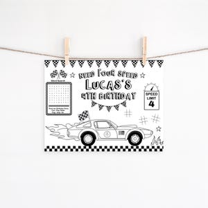 Pu&ograve; includere: Tovaglietta di compleanno in bianco e nero con un'illustrazione di auto da corsa. Il testo recita "Need Four Speed Lucas's 4th Birthday". Include un cruciverba, bandiere a scacchi e un segnale di limite di velocit&agrave;.