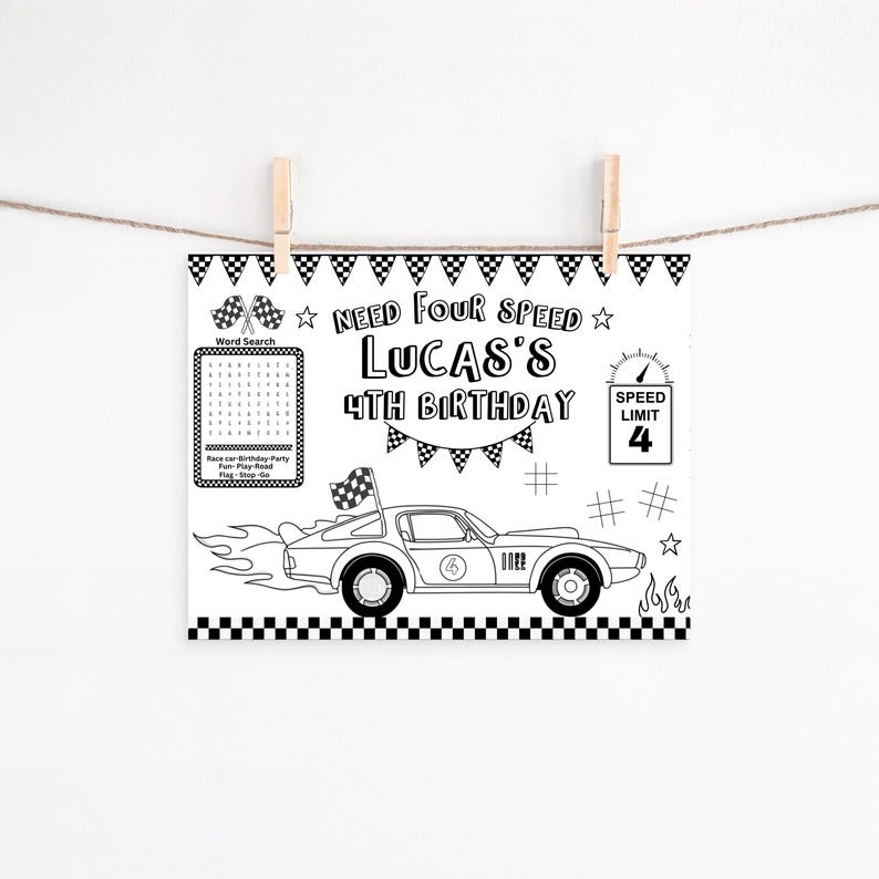 Pu&ograve; includere: Tovaglietta di compleanno in bianco e nero con un'illustrazione di auto da corsa. Il testo recita "Need Four Speed Lucas's 4th Birthday". Include un cruciverba, bandiere a scacchi e un segnale di limite di velocit&agrave;.