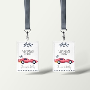 Pu&ograve; includere: Due cordini per pass VIP a tema racing. Ogni pass presenta un'auto da corsa rossa, bandiere a scacchi e la scritta "VIP PASS PIT CREW". &Egrave; incluso anche il testo "Jackson's 5th Birthday".