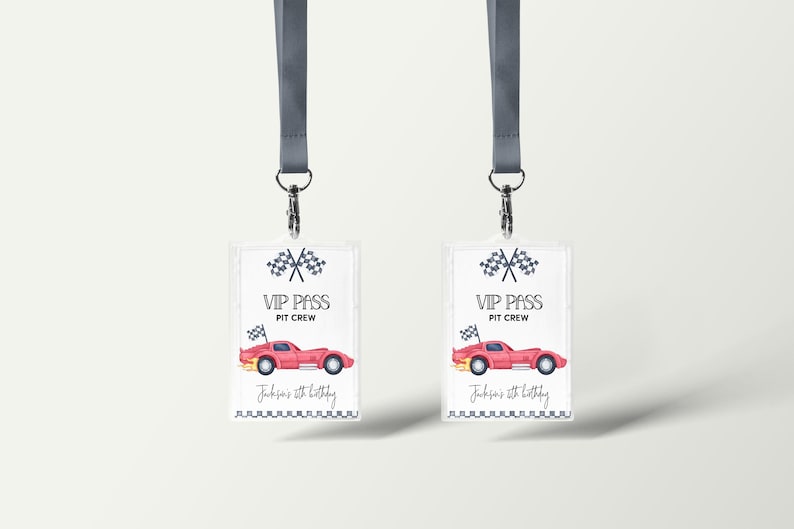 Pu&ograve; includere: Due cordini per pass VIP a tema racing. Ogni pass presenta un'auto da corsa rossa, bandiere a scacchi e la scritta "VIP PASS PIT CREW". &Egrave; incluso anche il testo "Jackson's 5th Birthday".