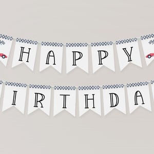 Pu&ograve; includere: Un banner bianco con le parole "HAPPY BIRTHDAY" in lettere nere. Il banner ha un bordo a scacchi e presenta auto da corsa rosse ad ogni estremit&agrave;. Una decorazione festosa per una festa di compleanno.