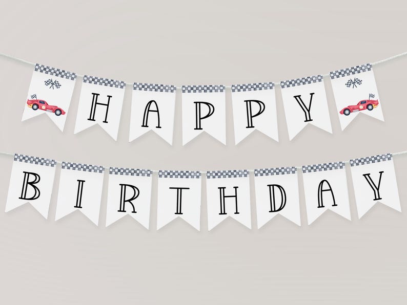 Pu&ograve; includere: Un banner bianco con le parole "HAPPY BIRTHDAY" in lettere nere. Il banner ha un bordo a scacchi e presenta auto da corsa rosse ad ogni estremit&agrave;. Una decorazione festosa per una festa di compleanno.