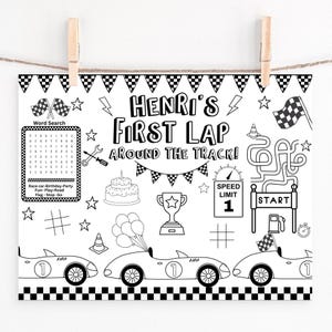 Könnte beinhalten: Schwarz-weißes druckbares Malbuch mit einem Rennauto-Thema. Die Seite enthält ein Suchwort, ein Labyrinth und andere Aktivitäten. Der Text auf der Seite lautet "Henri's First Lap Around the Track!"