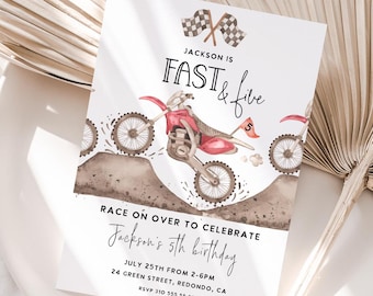 Könnte beinhalten: Eine Geburtstagseinladung mit einer Aquarell-Illustration eines roten Dirtbikes. Der Text lautet "Jackson is Fast & Five" und enthält Details zur Party, einschließlich Datum, Uhrzeit und Ort.