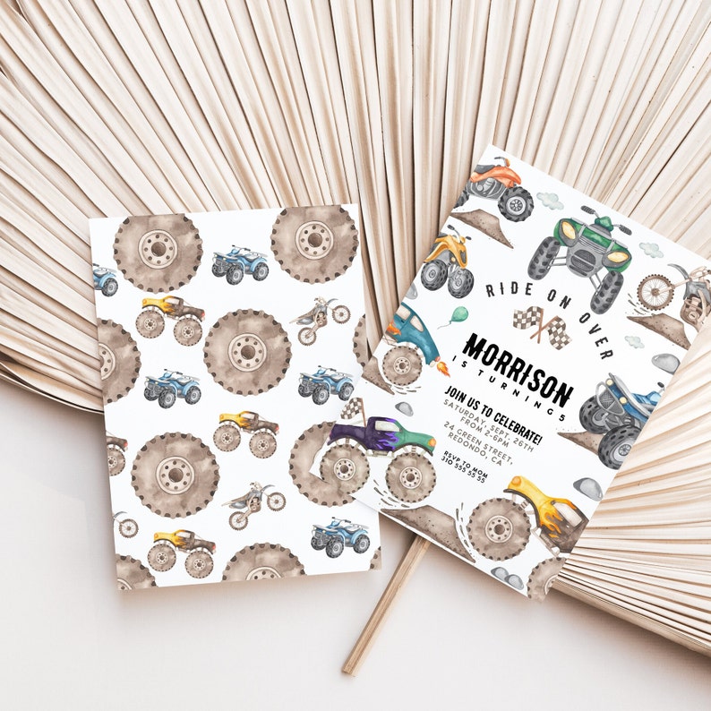 Peut inclure: Une invitation &agrave; une f&ecirc;te d'anniversaire avec une illustration aquarelle de camions monstres et de pneus. L'invitation indique "Ride On Over Morrison a 5 ans" et comprend la date, l'heure et le lieu de la f&ecirc;te.