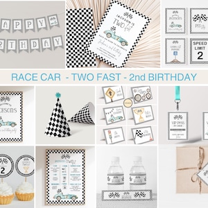 Op de afbeelding: Racecar-thema feestprintables voor een tweede verjaardag. De set bevat een welkomstbord, uitnodiging, cupcake toppers, waterfleslabels, feestgunstenlabels en meer. Het ontwerp heeft een geruit vlagpatroon en een blauwe raceauto.
