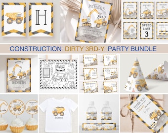 Puede incluir: Un paquete de fiesta con temática de construcción que incluye camiones volquete y excavadoras amarillas en invitaciones, letreros, adornos para cupcakes, etiquetas de botellas de agua, una camiseta blanca y gorros de fiesta.