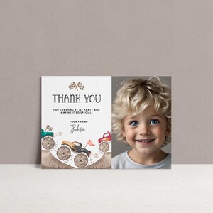 Op de afbeelding: Een gepersonaliseerde bedankkaart met een illustratie van monstertrucks en de tekst "THANK YOU". De kaart bevat de tekst "FOR CRASHING BY MY PARTY AND MAKING IT SO SPECIAL!" en een foto van een lachend kind.
