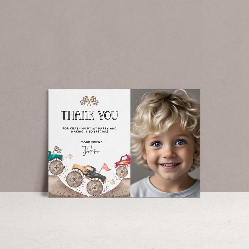 Op de afbeelding: Een gepersonaliseerde bedankkaart met een illustratie van monstertrucks en de tekst "THANK YOU". De kaart bevat de tekst "FOR CRASHING BY MY PARTY AND MAKING IT SO SPECIAL!" en een foto van een lachend kind.
