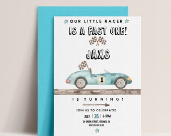 Może przedstawiać: Niebieskie i białe zaproszenie na urodziny z kreskówkowym samochodem wyścigowym i tekstem "Our Little Racer Is A Fast One! Jaxs Is Turning 1. Join Us To Celebrate! July 26 | 2-5PM 24 Green Street, Redondo, CA RSVP 310 555 55 55"