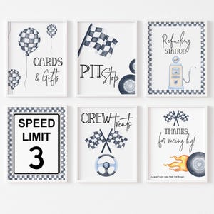 Könnte beinhalten: Sechs gerahmte Drucke mit Rennsport-Motiven. Die Drucke zeigen karierte Flaggen, Ballons, Reifen und eine Zapfsäule. Texte sind "Cards & Gifts", "Pit Stop", "Refueling Station", "Speed Limit 3", "Crew Treats" und "Thanks for racing by!"