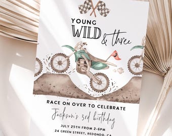 Op de afbeelding: Een verjaardagsuitnodiging met een aquarel illustratie van een motorcross motor. De tekst luidt "Young, Wild & Three" en "Race on over to celebrate Jackson's 3rd birthday". Bevat datum, tijd, adres en RSVP-informatie.